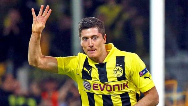 首圈，维斯塔潘起步良好抢到首位，皮亚斯特里挤进内线并过掉诺里斯上至第2，诺里斯第3。