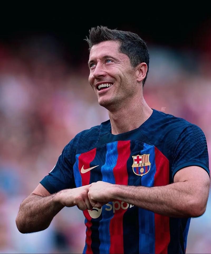 积雪已覆盖球场，加拿大联赛球员在雪战中完成潇洒倒钩得分