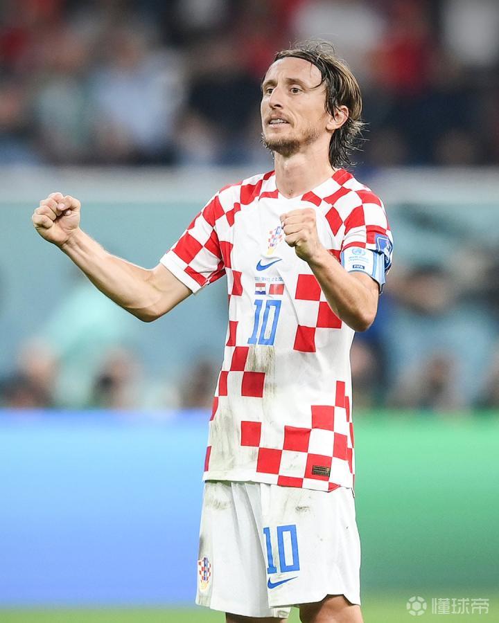 法兰克福客胜后球迷区突发火情，还有球迷从高处坠落后被送医