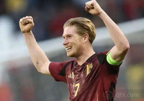 亚泰为客场全勤球迷颁发纪念证书，谭龙、徐浩峰等人参与颁奖